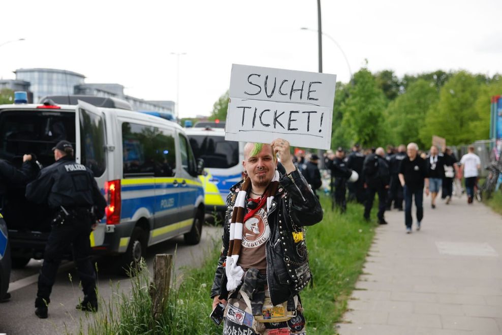 Trotz ausverkauftem Volkspark geben eine Fans die Hoffnung auf ein Derby-Ticket nicht auf.