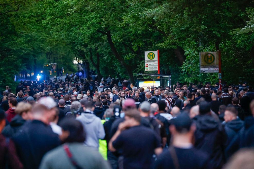 Nach dem Stadtderby strömen die Fans aus dem Volksparkstadion.