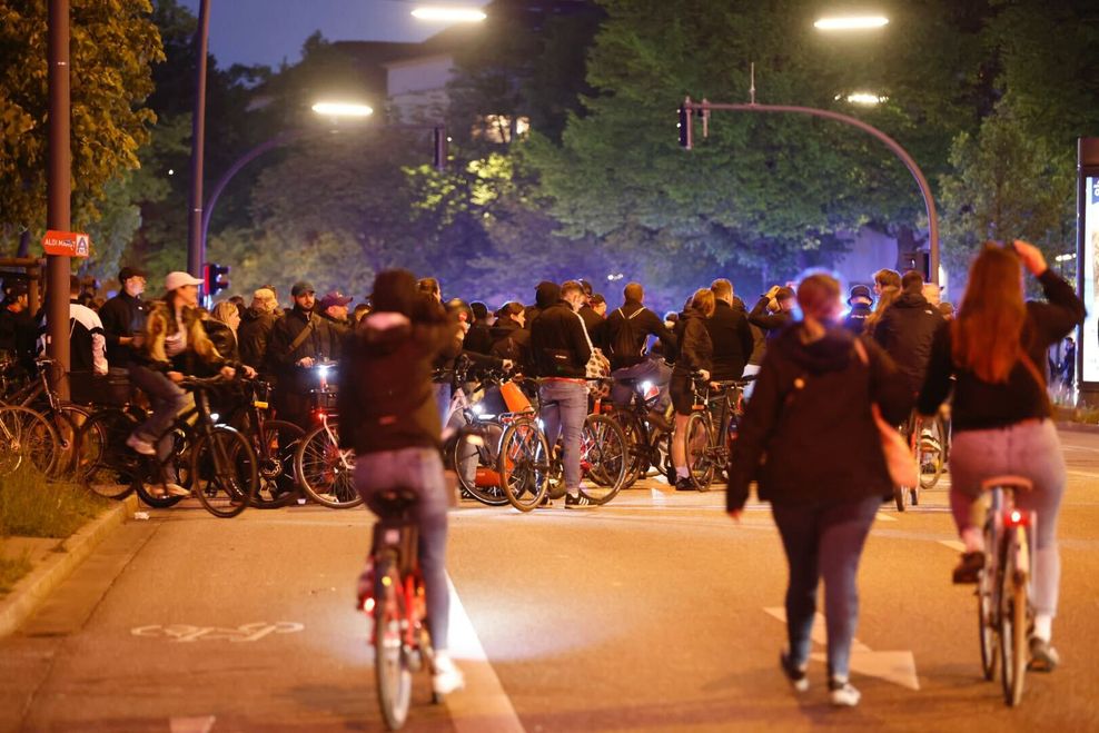 St. Pauli Fans bereiten sich auf einen Fahrrad-Korso vor.