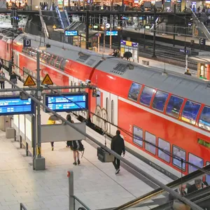 Ein Regionalzug steht im Hamburger Hauptbahnhof (Archivbild).