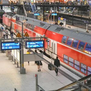 Ein Regionalzug steht im Hamburger Hauptbahnhof (Archivbild).