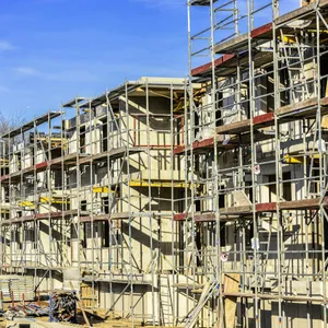 Baustelle mit Gerüsten