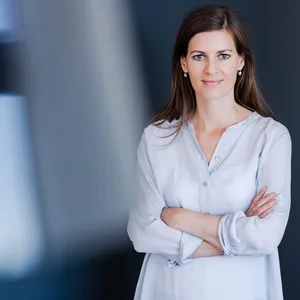 Hübsche dunkelhaarige Frau in weißer Bluse