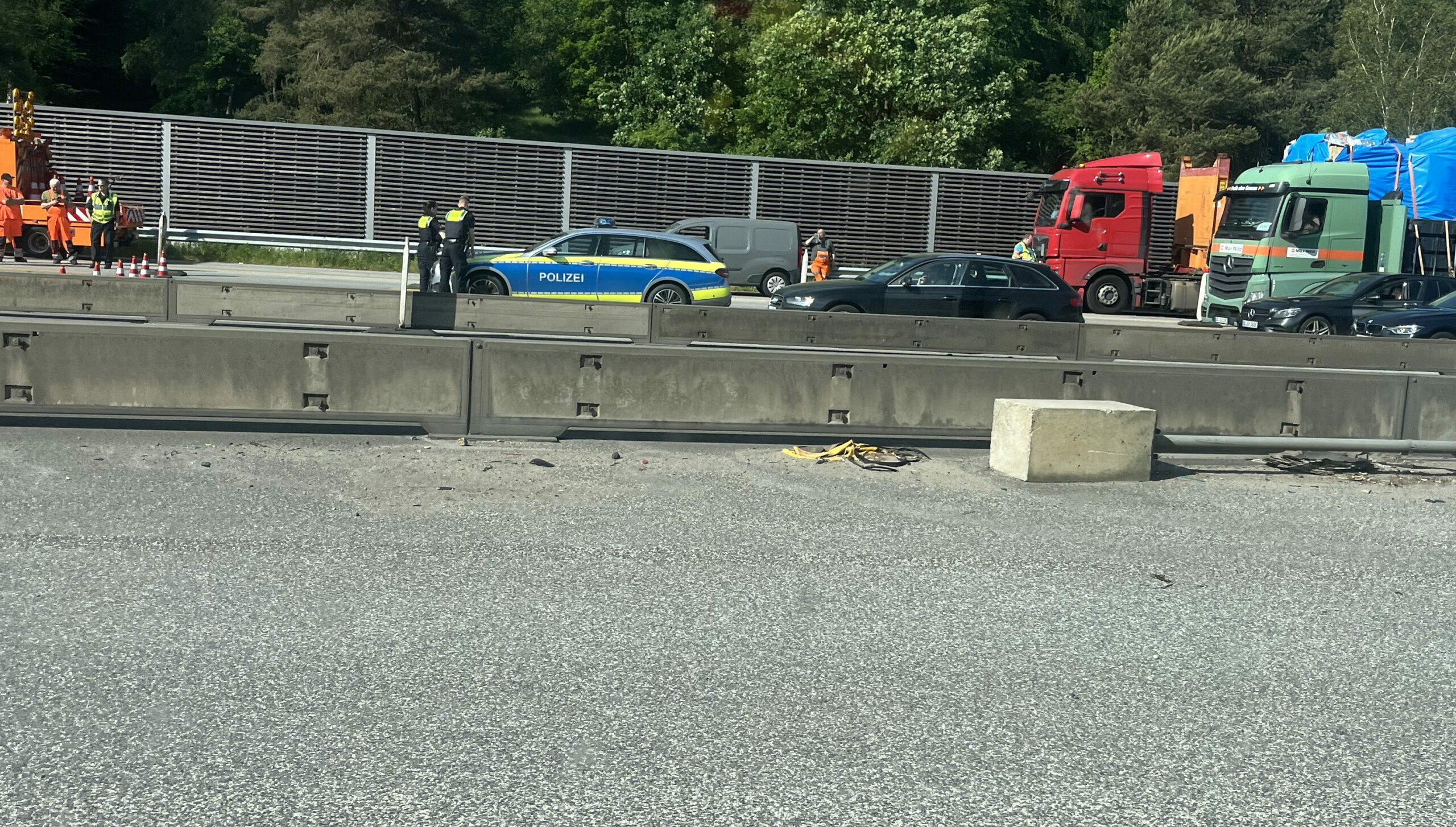 Die Polizei hat die Autobahn gesperrt, nachdem ein Schwertransport eine Brücke gerammt hat.