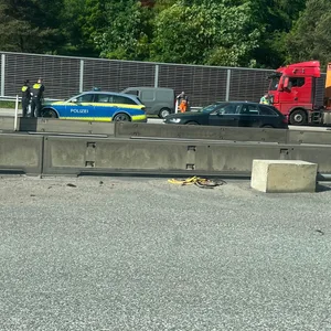 Die Polizei hat die Autobahn gesperrt, nachdem ein Schwertransport eine Brücke gerammt hat.