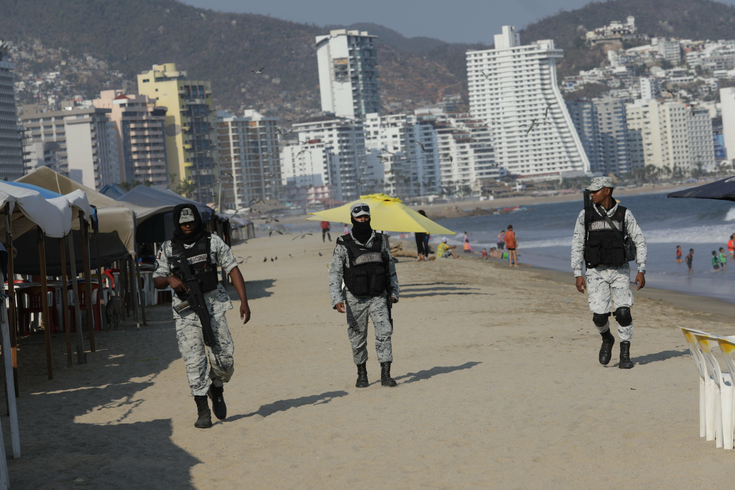 Bewaffnete Mitglieder der mexikanischen Nationalgarde patrouillieren am Strand von Acapulco (Archivbild).