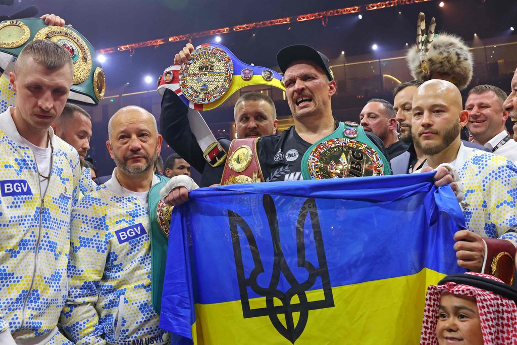 Oleksandr Usyk mit seinen fünf WM-Gürteln