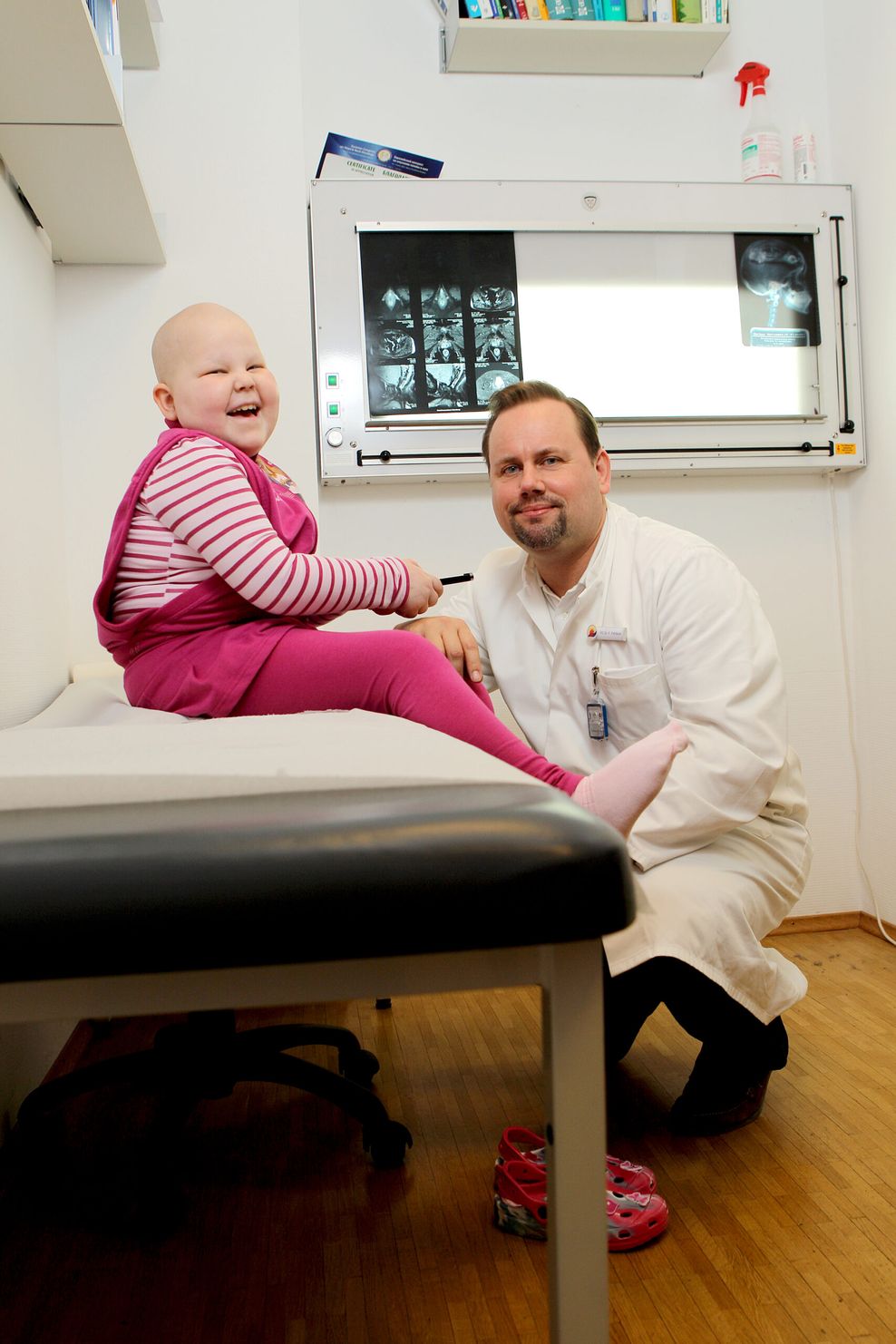 Bei der Behandlung: Die kleine Ana Maria mit Dr. Fabian Fehlauer.