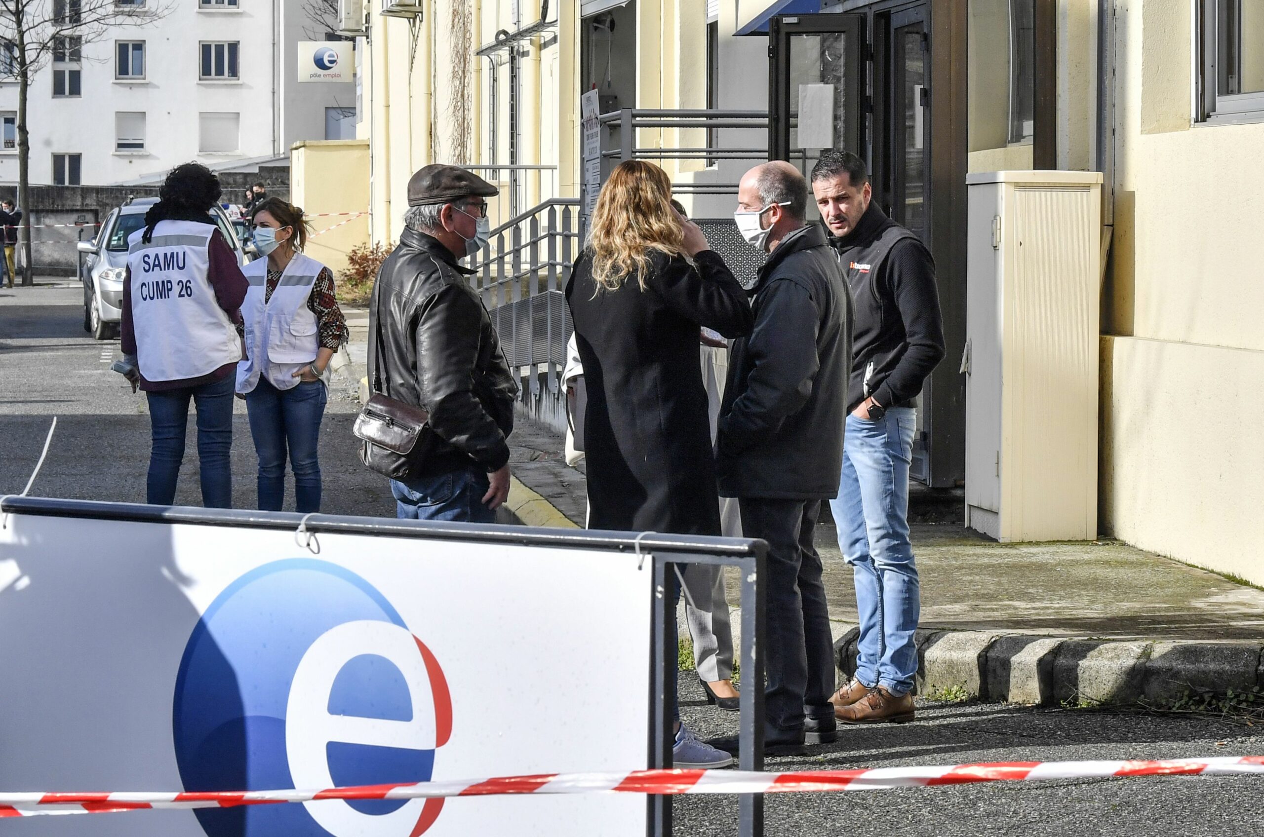 Angehörige und Rettungskräfte stehen vor einer Agentur von Frankreichs nationaler Arbeitsagentur Pôle Emploi, wo eine Mitarbeiterin von dem Mann erschossen wurde.