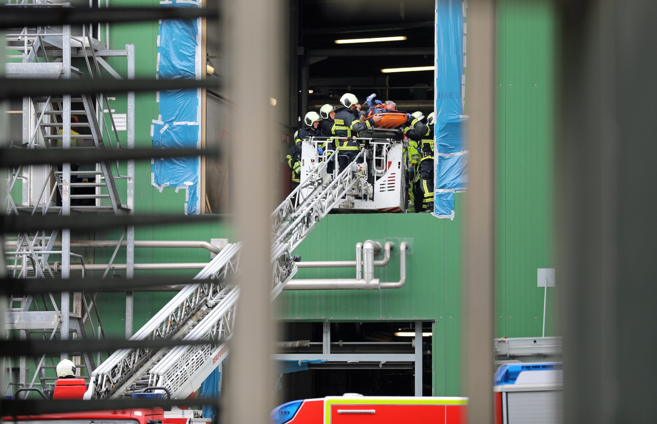 Im Rostocker Hafen: Arbeiter stürzt aus großer Höhe – über Drehleiter gerettet