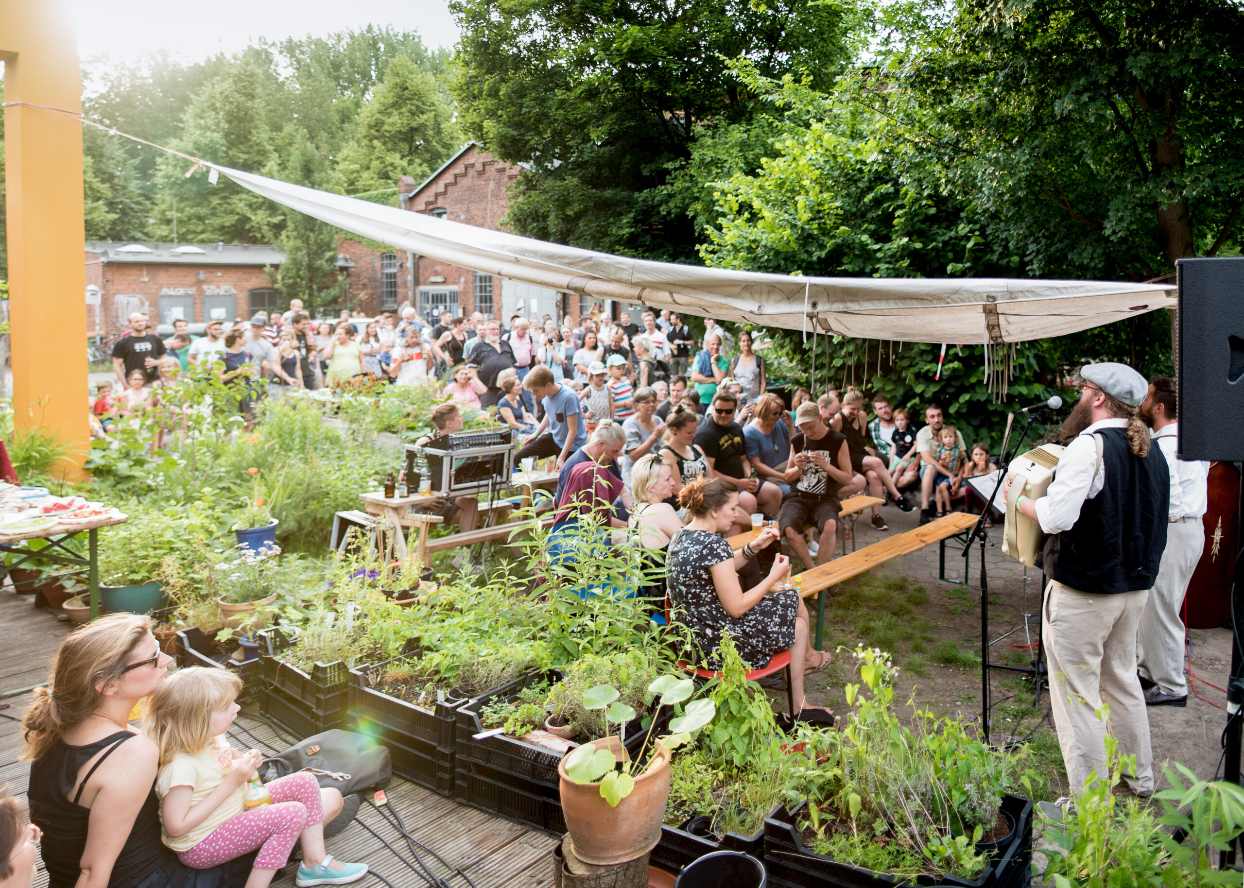 Musiker spielen draußen vor einem Publikum während eines vergangenen „48h Wilhelmsburg“