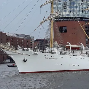 Das polnische Segelschulschiff „Dar Mlodziezy“ vor der Elbphilharmonie.