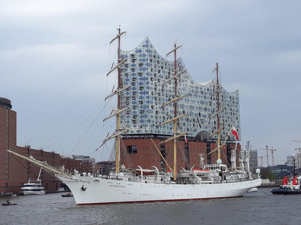 Das polnische Segelschulschiff „Dar Mlodziezy“ vor der Elbphilharmonie.