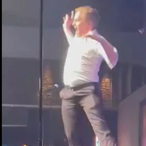 Da hebt er ab: Bei seiner Tanz-Performance auf dem CDU-Parteitag springt Schleswig-Holsteins Ministerpräsident Daniel Günther in die Luft.