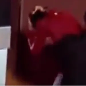 Novak Djokovic wird von einer Flasche am Kopf getroffen