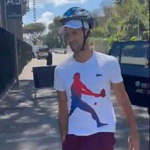 Novak Djokovic erschien zum Training am Samstag mit einem Fahrradhelm