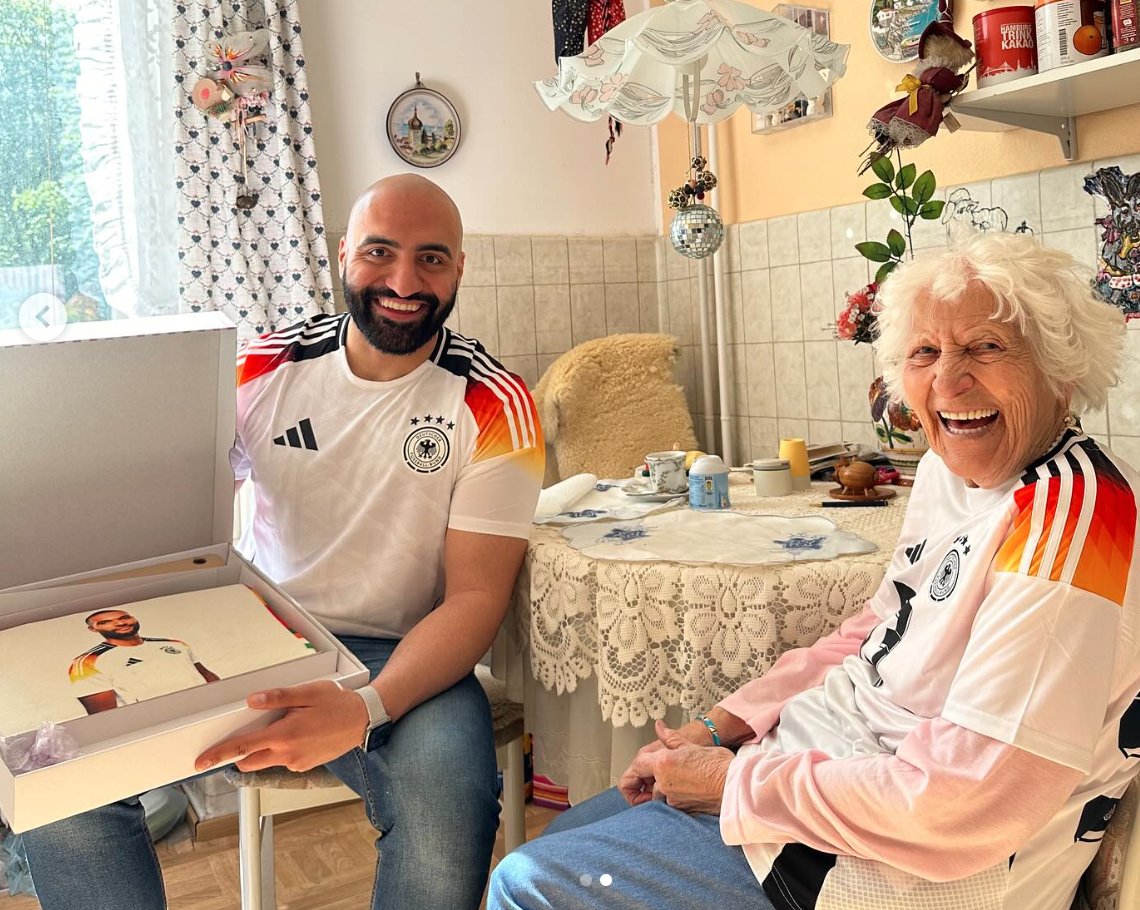 Rashid Hamid und Oma Lotti verkünden Tahs EM-Nominierung