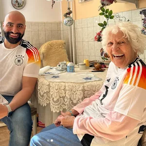 Rashid Hamid und Oma Lotti verkünden Tahs EM-Nominierung