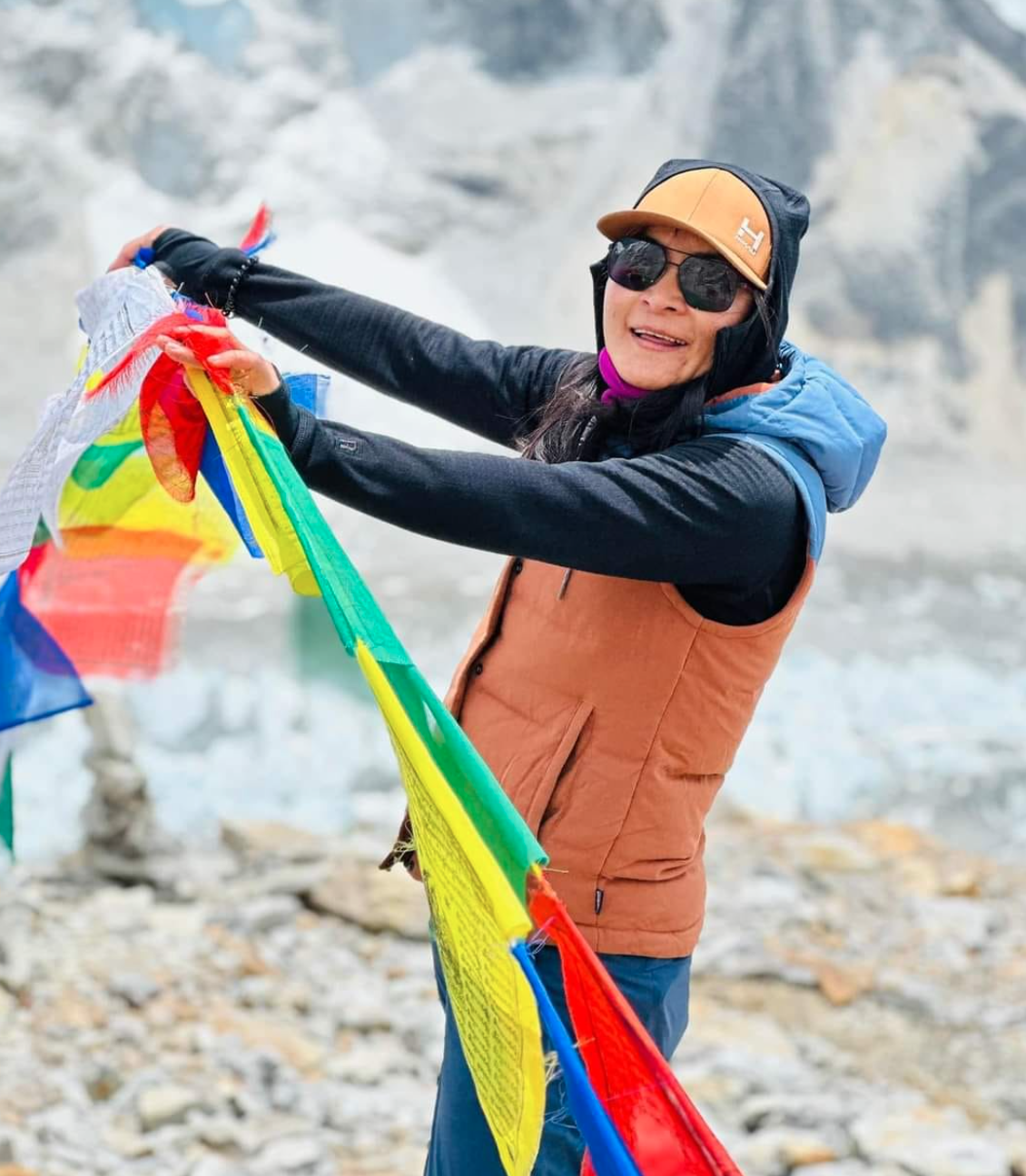 Die nepalesische Bergsteigerin Phunjo Lama blickt freudig in die Kamera.