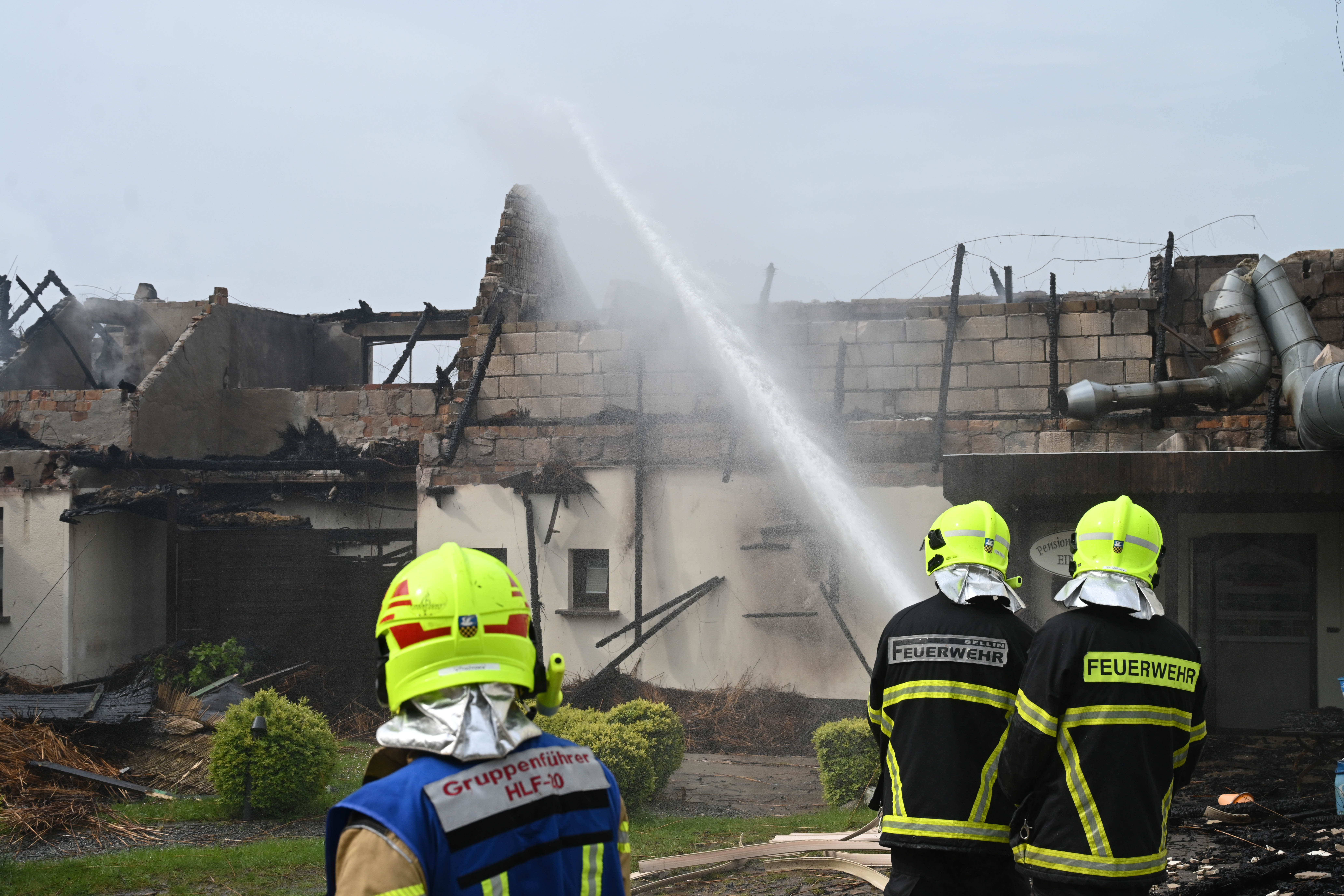 Sellin: Die Feuerwehr arbeitet am Brandort. Nach einem Blitzeinschlag in das Reetdach eines Pensionsgebäudes in Sellin, Ortsteil Neuensien auf der Insel Rügen am Morgen ein Feuer ausgebrochen.