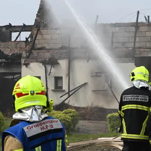 Sellin: Die Feuerwehr arbeitet am Brandort. Nach einem Blitzeinschlag in das Reetdach eines Pensionsgebäudes in Sellin, Ortsteil Neuensien auf der Insel Rügen am Morgen ein Feuer ausgebrochen.
