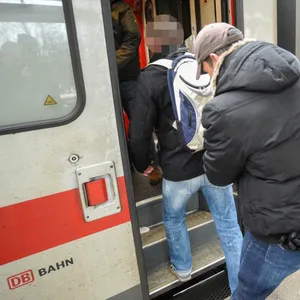 Taschendiebe stehlen Touristen teures Smartphone am Hauptbahnhof – Festnahme durch die Bundespolizei