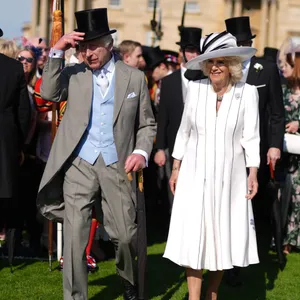 Britisches Königspaar bei Gartenparty im Buckingham Palast