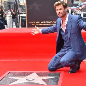 Chris Hemsworth vor seinem Stern auf dem „Walk of Fame“