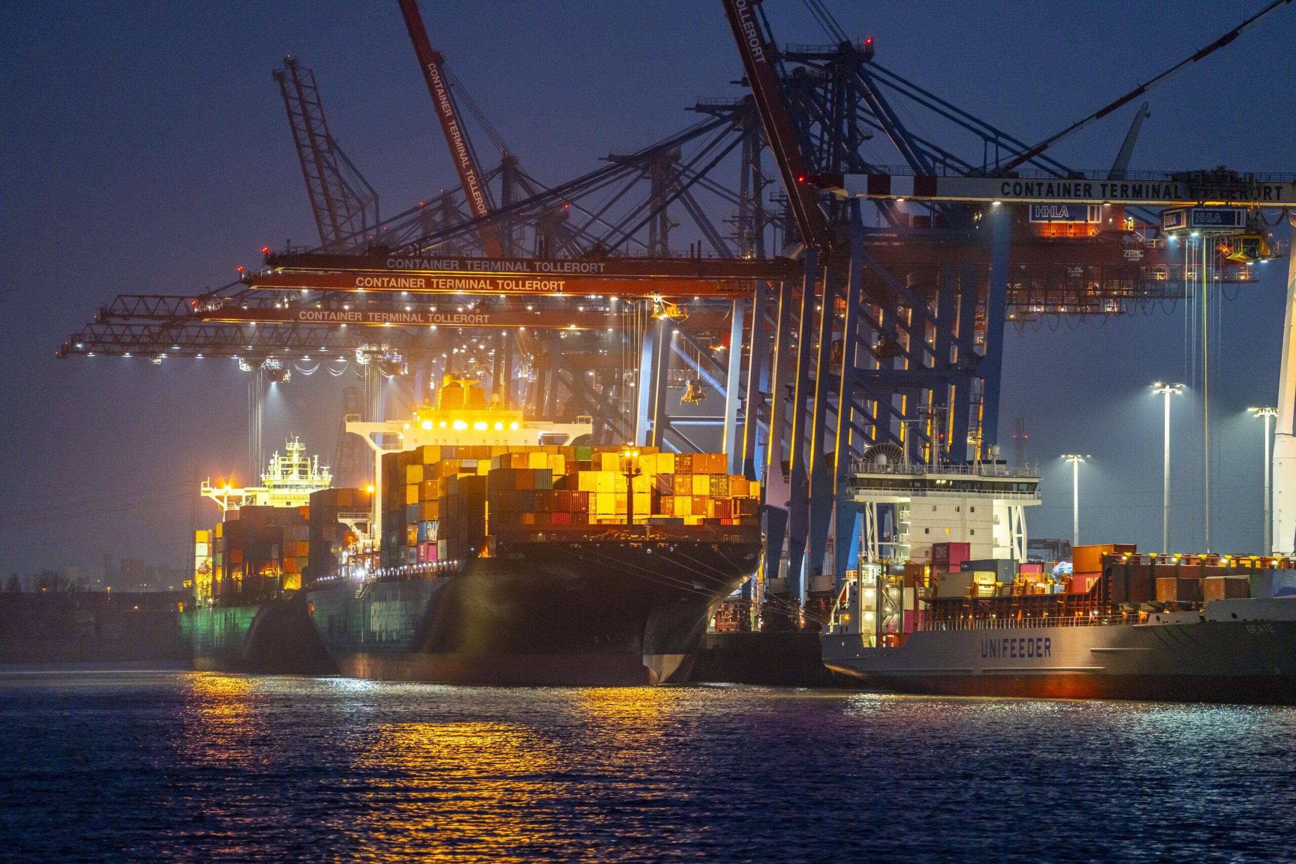 An den Containerterminals von Eurogate und HHLA (Foto) herrscht immer noch reges Treiben, es gibt aber auch viele leere Flächen im Hafen.