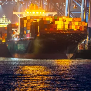An den Containerterminals von Eurogate und HHLA (Foto) herrscht immer noch reges Treiben, es gibt aber auch viele leere Flächen im Hafen.