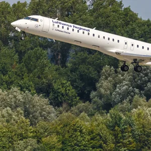 Eine Bombardier CRJ900 der Lufthansa (Symbolbild).
