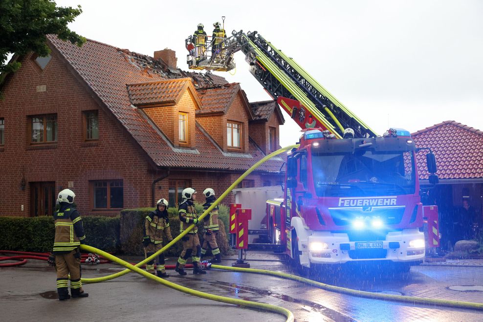 Dieses Wohnhaus in Hamberge war durch einen Blitzschlag in Brand geraten.