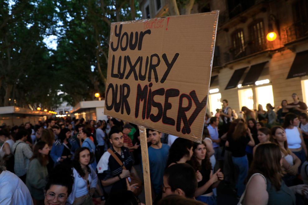 „Euer Luxus – unser Elend“, steht auf einem Plakat bei der Groß-Demo gegen Massentourismus auf Mallorca.