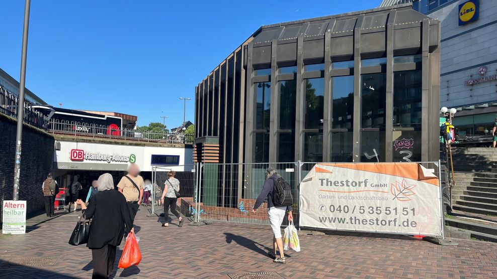 Vor der ehemaligen „McDonald's“-Filiale am Altonaer Bahnhof wurden Bauzäune errichtet.