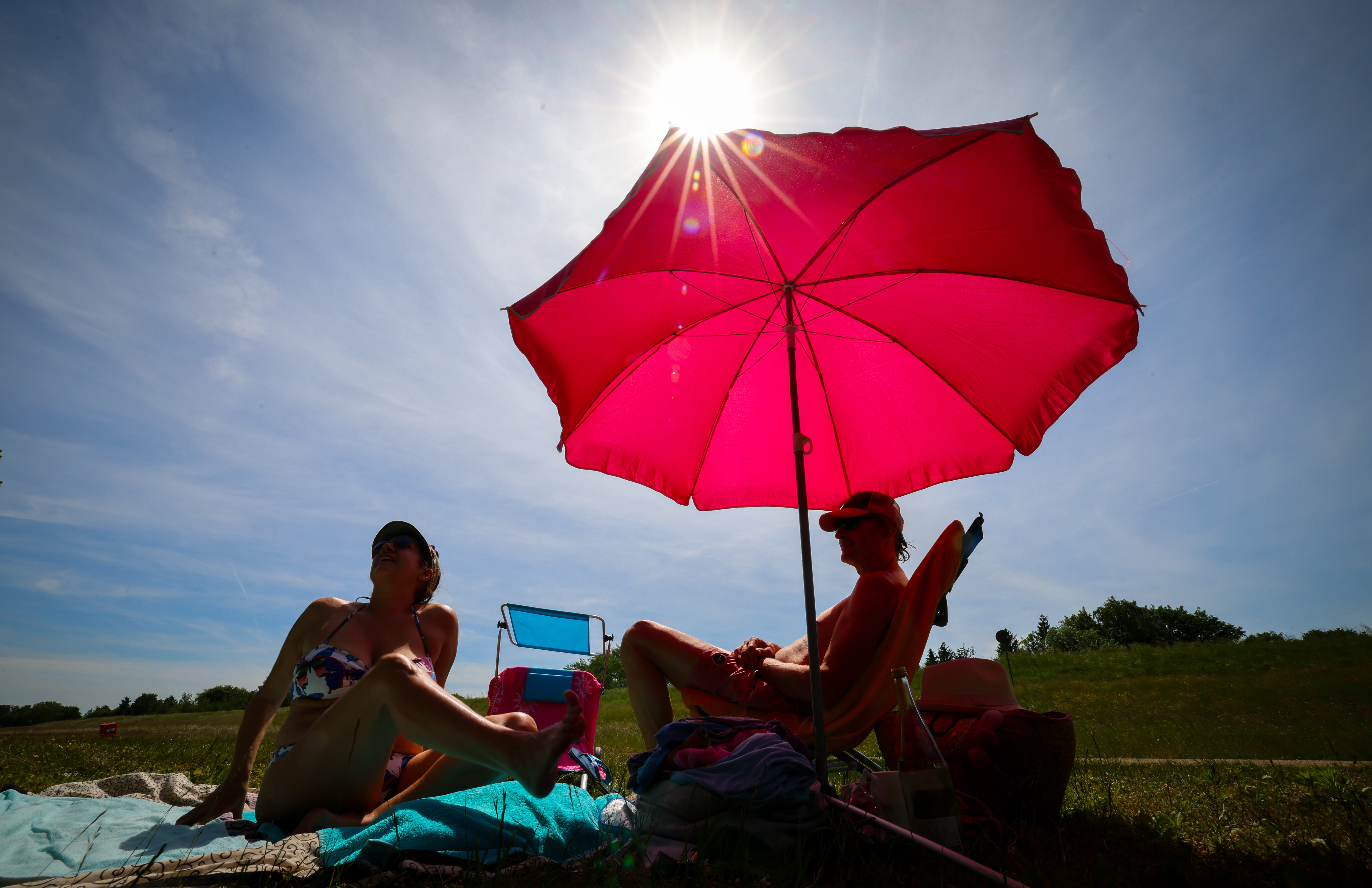 Zwei Menschen unter einem Sonnenschirm