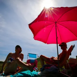Zwei Menschen unter einem Sonnenschirm