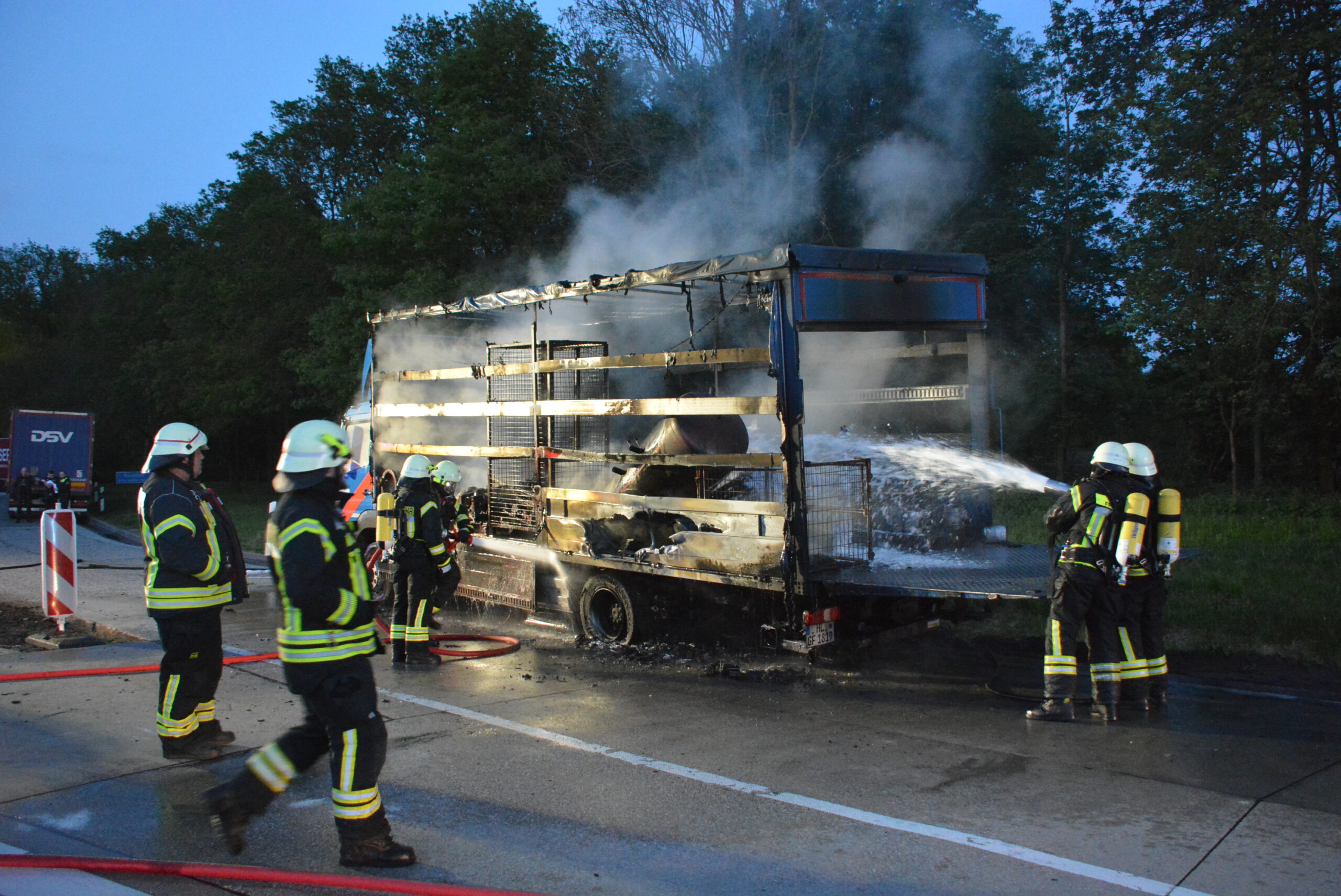 Lkw brennt auf der A1