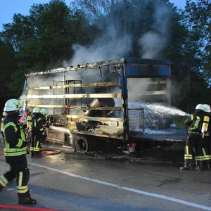 Lkw brennt auf der A1
