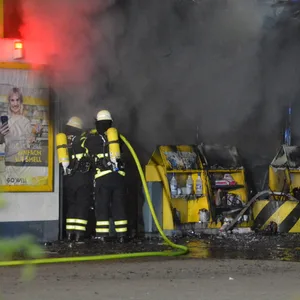 Dutzende Feuerwehrleute waren auf der Tankstelle in Hammerbrook im Einsatz.