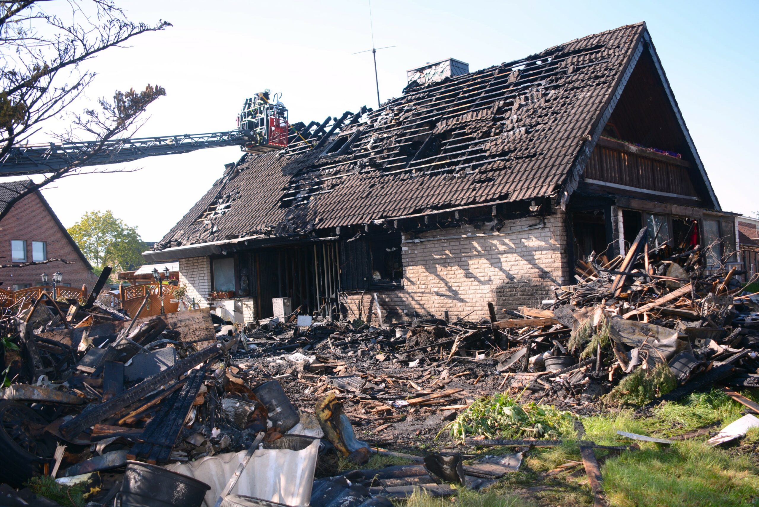 Ein Einfamilienhaus in Elmenhorst ist am Dienstag bei einem Feuer zerstört worden.