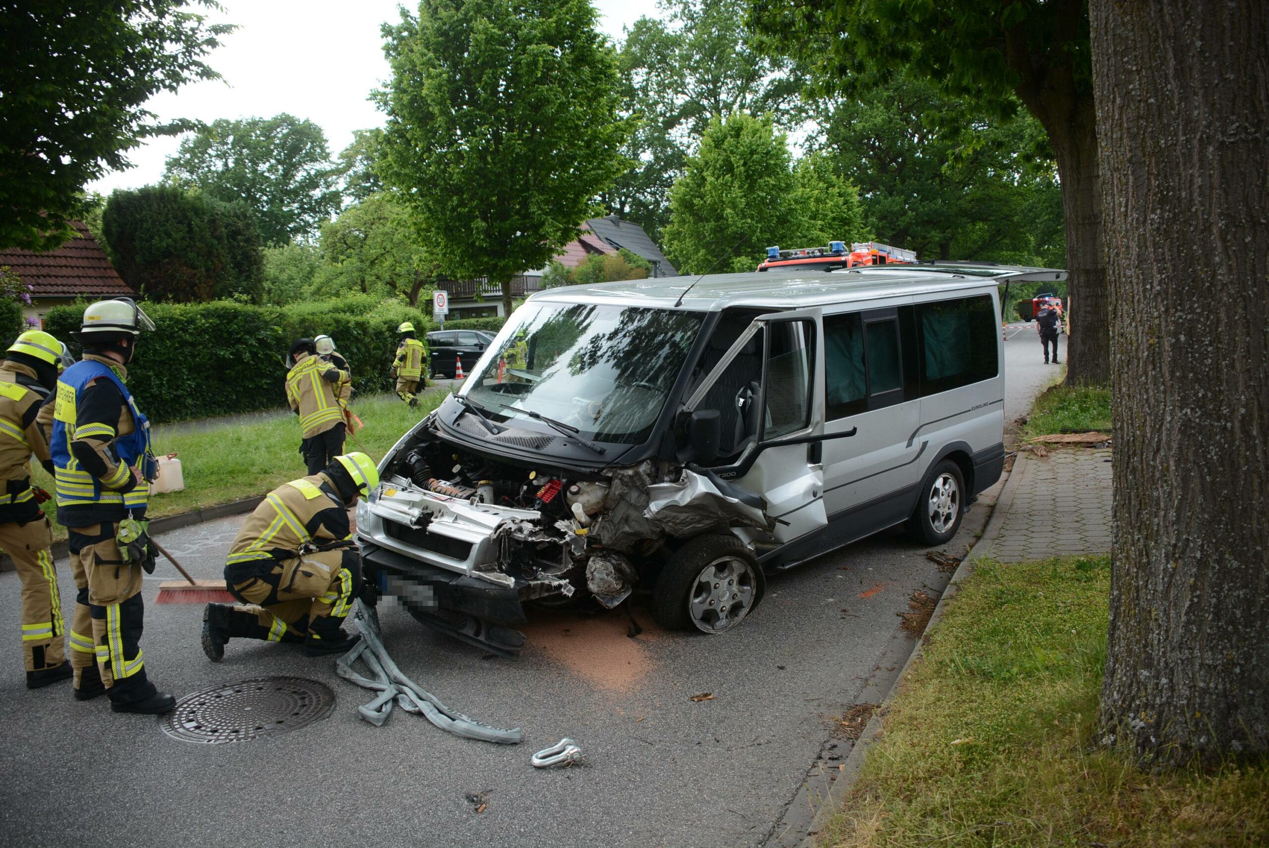 Das beschädigte Fahrzeug nach dem Unfall in Reinbek.