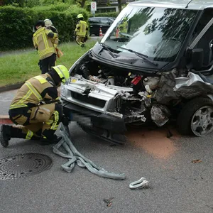 Das beschädigte Fahrzeug nach dem Unfall in Reinbek.