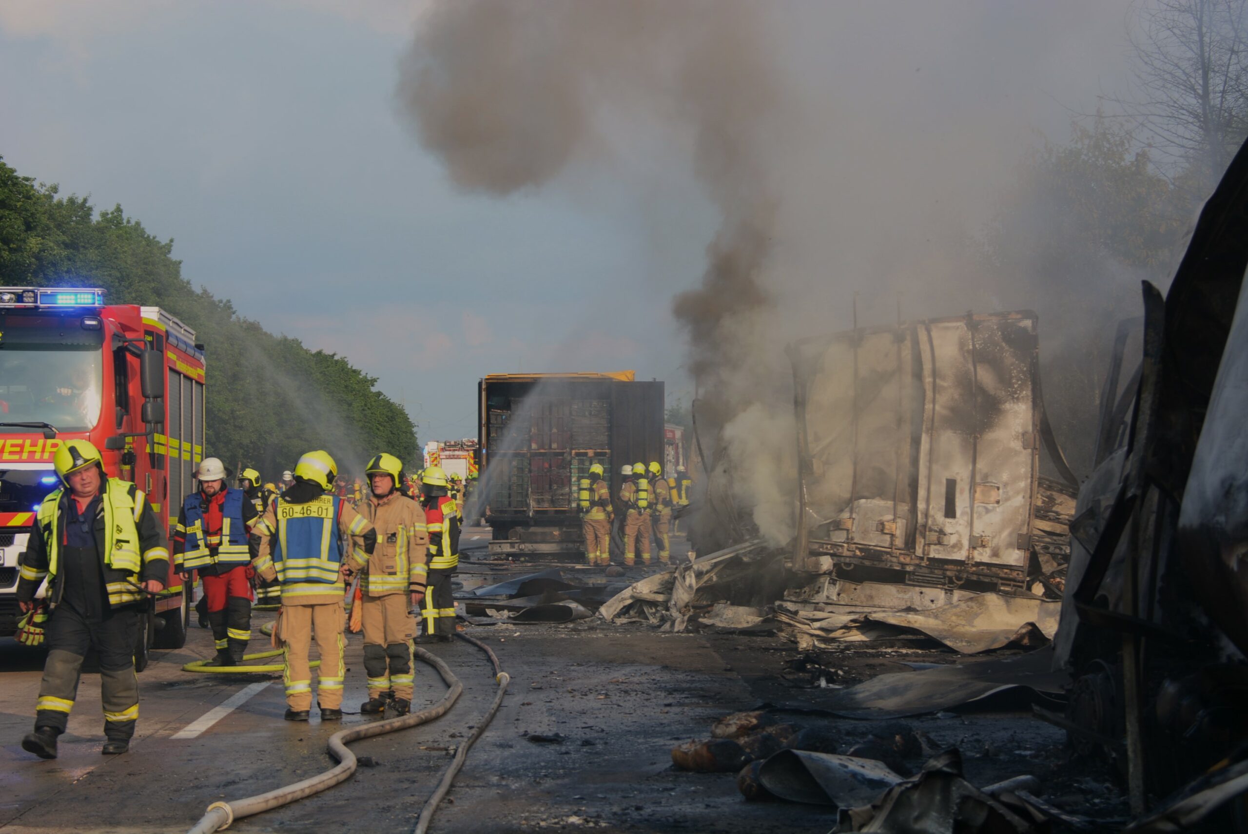 Drei Lkw nach Unfall auf A24 bei Güster in Flammen – Autobahn gesperrt