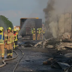 Drei Lkw nach Unfall auf A24 bei Güster in Flammen – Autobahn gesperrt