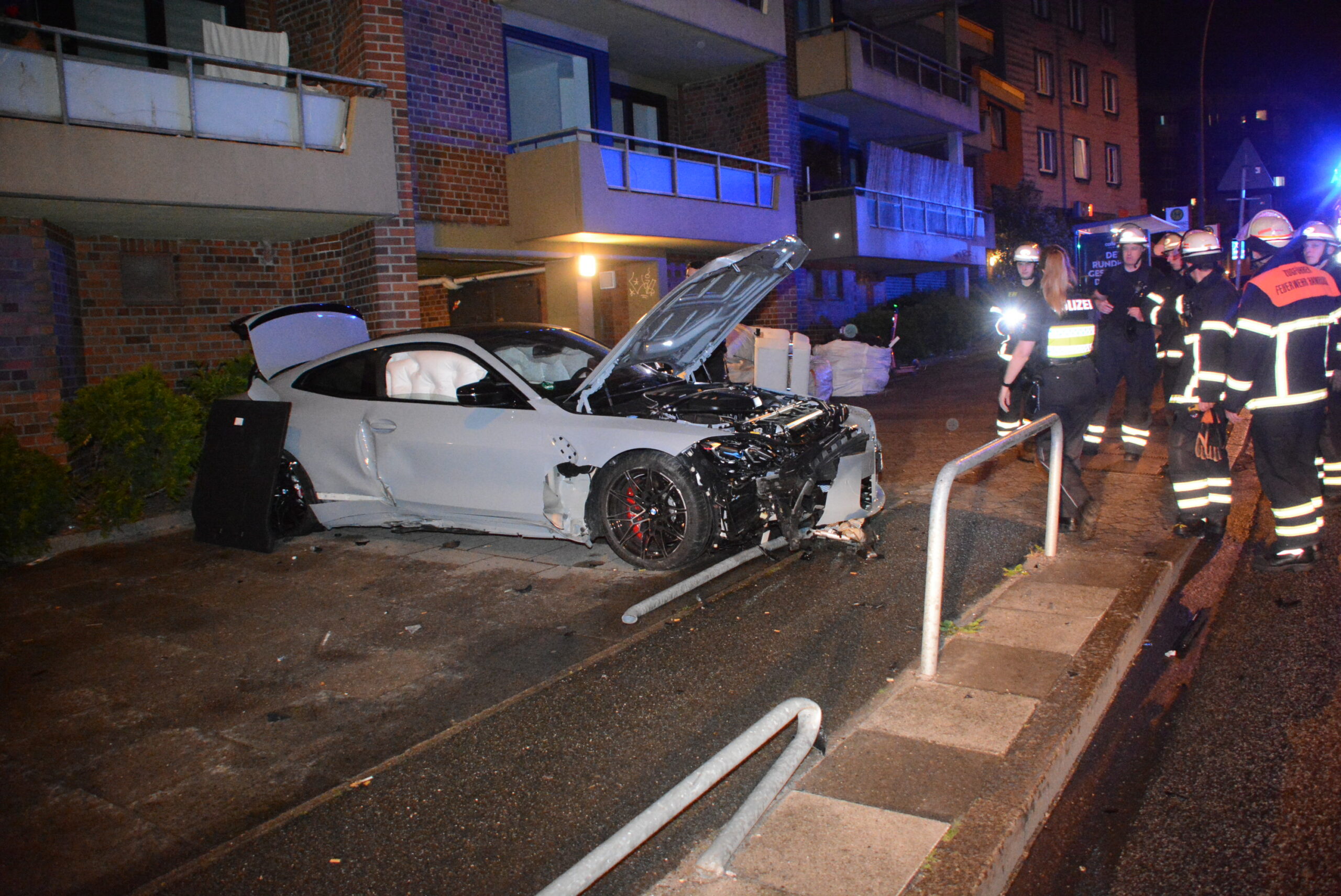 Autofahrer schrottet teuren BMW M4 in Billstedt – Insassen flüchten