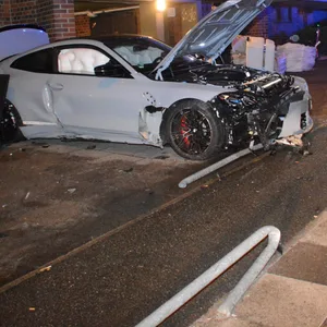 Autofahrer schrottet teuren BMW M4 in Billstedt – Insassen flüchten