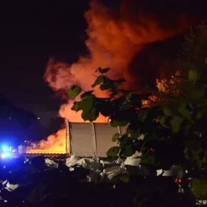 In der Nacht zum Dienstag brannte es auf einem Recyclinghof in Reinbek.