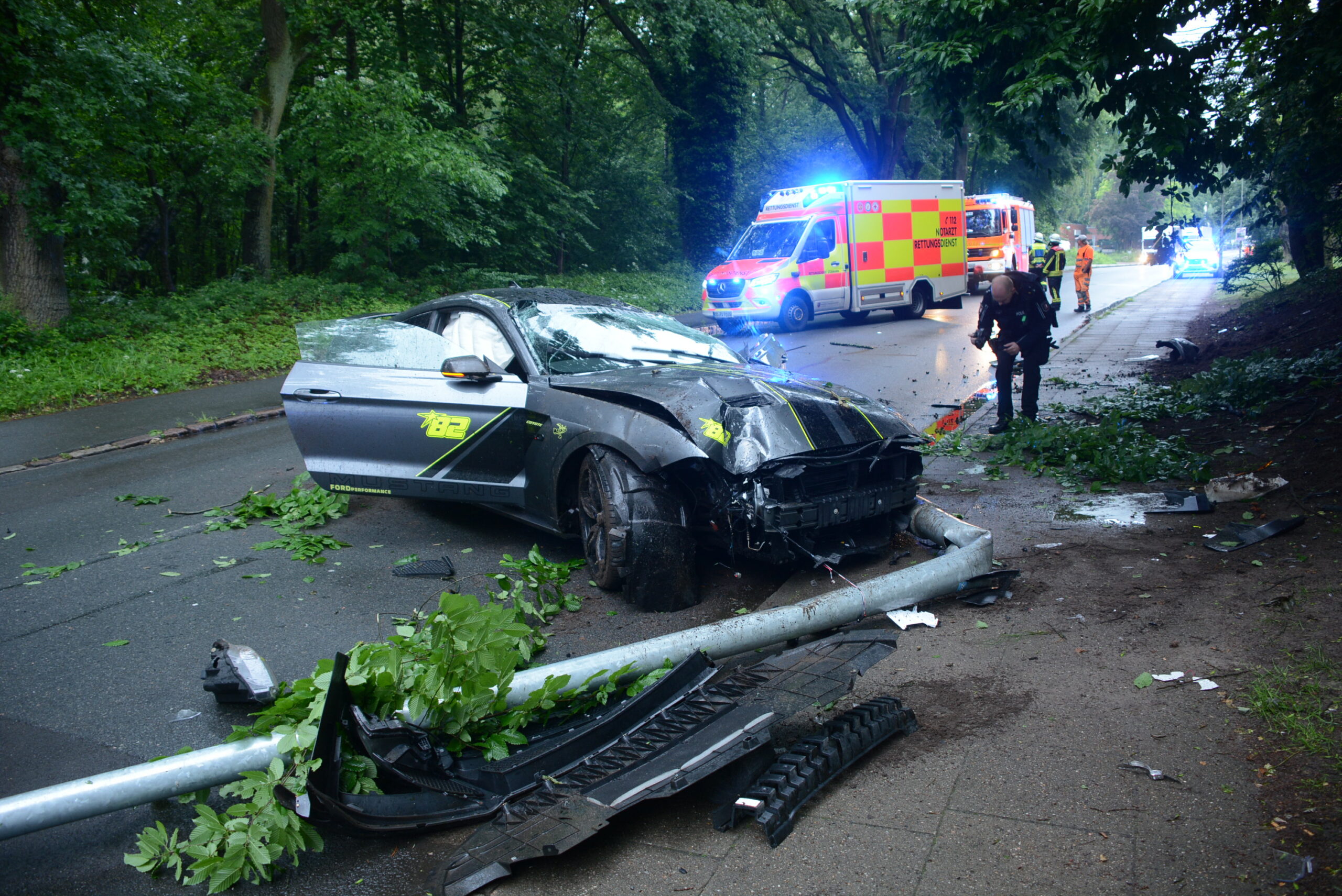 Der 41-Jährige prallte mit seinem Ford Mustang gegen eine Laterne.