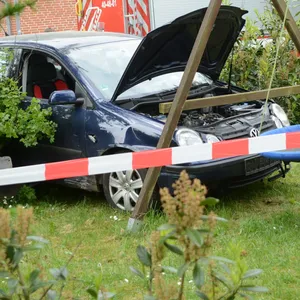Ein VW Polo ist in einen Garten gefahren und kam an einer Schaukel zum Stehen.