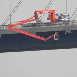 Mithilfe eines Teleskopauslegers überprüfen Arbeiter den Zustand der Brücke.